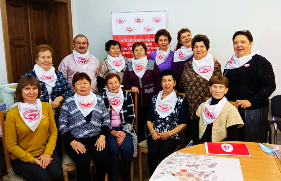 В Алтайском краевом профсоюзе здравоохранения вручили удостоверения ветеранам отрасли