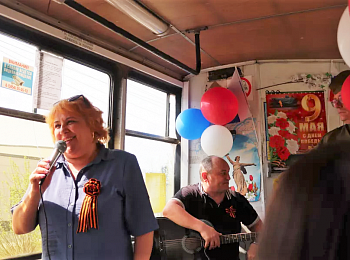 С песней веселей: в Бийске 9 Мая в рейс вышел трамвай Победы